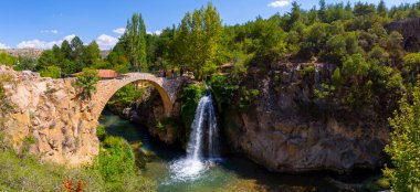 Türkiye 'nin şelaleleri ve nehirleri. Tarihi taş köprü ve şelale. Doğa ve mimarinin buluştuğu harika bir fotoğraf. Clandras Köprüsü ve Clandras Şelalesi. Usak, Türkiye