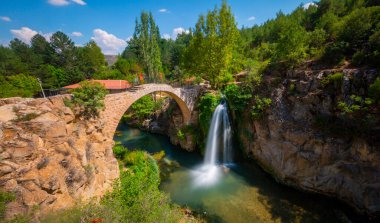Türkiye 'nin şelaleleri ve nehirleri. Tarihi taş köprü ve şelale. Doğa ve mimarinin buluştuğu harika bir fotoğraf. Clandras Köprüsü ve Clandras Şelalesi. Usak, Türkiye