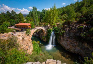 Türkiye 'nin şelaleleri ve nehirleri. Tarihi taş köprü ve şelale. Doğa ve mimarinin buluştuğu harika bir fotoğraf. Clandras Köprüsü ve Clandras Şelalesi. Usak, Türkiye