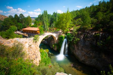 Türkiye 'nin şelaleleri ve nehirleri. Tarihi taş köprü ve şelale. Doğa ve mimarinin buluştuğu harika bir fotoğraf. Clandras Köprüsü ve Clandras Şelalesi. Usak, Türkiye