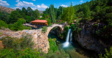 Türkiye 'nin şelaleleri ve nehirleri. Tarihi taş köprü ve şelale. Doğa ve mimarinin buluştuğu harika bir fotoğraf. Clandras Köprüsü ve Clandras Şelalesi. Usak, Türkiye