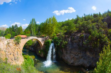 Türkiye 'nin şelaleleri ve nehirleri. Tarihi taş köprü ve şelale. Doğa ve mimarinin buluştuğu harika bir fotoğraf. Clandras Köprüsü ve Clandras Şelalesi. Usak, Türkiye