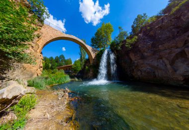 Türkiye 'nin şelaleleri ve nehirleri. Tarihi taş köprü ve şelale. Doğa ve mimarinin buluştuğu harika bir fotoğraf. Clandras Köprüsü ve Clandras Şelalesi. Usak, Türkiye