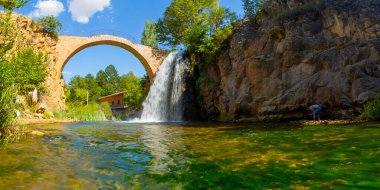 Türkiye 'nin şelaleleri ve nehirleri. Tarihi taş köprü ve şelale. Doğa ve mimarinin buluştuğu harika bir fotoğraf. Clandras Köprüsü ve Clandras Şelalesi. Usak, Türkiye