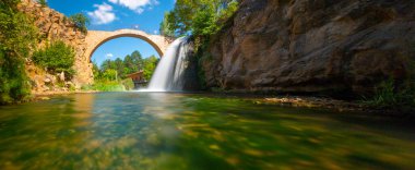 Türkiye 'nin şelaleleri ve nehirleri. Tarihi taş köprü ve şelale. Doğa ve mimarinin buluştuğu harika bir fotoğraf. Clandras Köprüsü ve Clandras Şelalesi. Usak, Türkiye