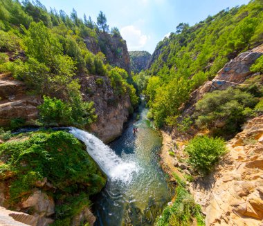 Türkiye 'nin şelaleleri ve nehirleri. Tarihi taş köprü ve şelale. Doğa ve mimarinin buluştuğu harika bir fotoğraf. Clandras Köprüsü ve Clandras Şelalesi. Usak, Türkiye