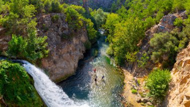 Türkiye 'nin şelaleleri ve nehirleri. Tarihi taş köprü ve şelale. Doğa ve mimarinin buluştuğu harika bir fotoğraf. Clandras Köprüsü ve Clandras Şelalesi. Usak, Türkiye