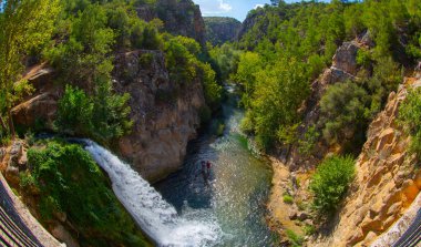 Türkiye 'nin şelaleleri ve nehirleri. Tarihi taş köprü ve şelale. Doğa ve mimarinin buluştuğu harika bir fotoğraf. Clandras Köprüsü ve Clandras Şelalesi. Usak, Türkiye