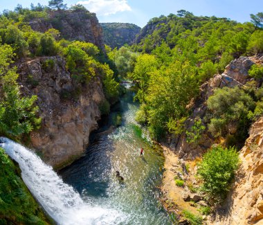 Türkiye 'nin şelaleleri ve nehirleri. Tarihi taş köprü ve şelale. Doğa ve mimarinin buluştuğu harika bir fotoğraf. Clandras Köprüsü ve Clandras Şelalesi. Usak, Türkiye