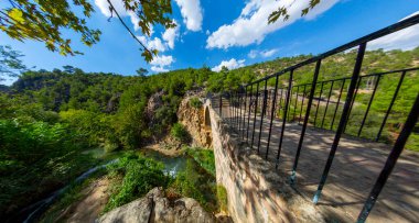 Türkiye 'nin şelaleleri ve nehirleri. Tarihi taş köprü ve şelale. Doğa ve mimarinin buluştuğu harika bir fotoğraf. Clandras Köprüsü ve Clandras Şelalesi. Usak, Türkiye