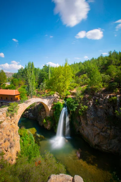 stock image Turkey's waterfalls and rivers. historic stone bridge and waterfall. great photo where nature and architecture meet. Clandras bridge and Clandras waterfall. Usak , Turkey