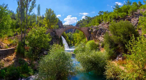 Die Wasserfälle Und Flüsse Der Türkei Historische Steinbrücke Und Wasserfall — Stockfoto
