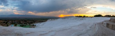 Karbonat gün batımında doğal havuzları aşıyor, Pamukkale, Türkiye