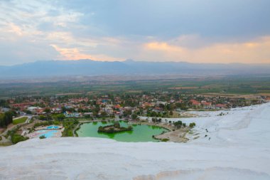 Karbonat gün batımında doğal havuzları aşıyor, Pamukkale, Türkiye