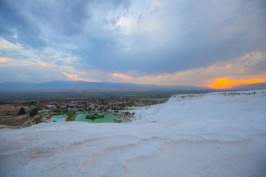 Karbonat gün batımında doğal havuzları aşıyor, Pamukkale, Türkiye
