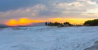 Karbonat gün batımında doğal havuzları aşıyor, Pamukkale, Türkiye