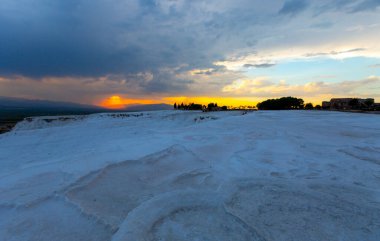 Karbonat gün batımında doğal havuzları aşıyor, Pamukkale, Türkiye