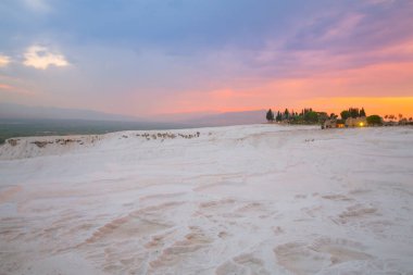 Karbonat gün batımında doğal havuzları aşıyor, Pamukkale, Türkiye