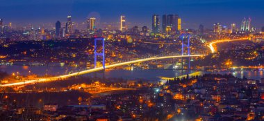 15 Temmuz Şehitler Köprüsü (15 Temmuz Sehitler Koprusu). İstanbul Boğazı Köprüsü, gece. İstanbul, Türkiye.