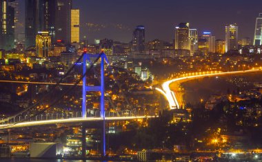 15 Temmuz Şehitler Köprüsü (15 Temmuz Sehitler Koprusu). İstanbul Boğazı Köprüsü, gece. İstanbul, Türkiye.
