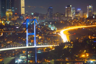 15 Temmuz Şehitler Köprüsü (15 Temmuz Sehitler Koprusu). İstanbul Boğazı Köprüsü, gece. İstanbul, Türkiye.