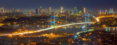 15 Temmuz Şehitler Köprüsü (15 Temmuz Sehitler Koprusu). İstanbul Boğazı Köprüsü, gece. İstanbul, Türkiye.