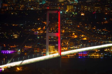15 Temmuz Şehitler Köprüsü (15 Temmuz Sehitler Koprusu). İstanbul Boğazı Köprüsü, gece. İstanbul, Türkiye.
