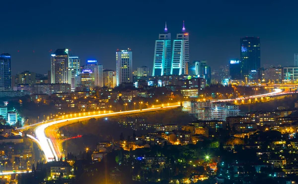 15 Temmuz Şehitler Köprüsü (15 Temmuz Sehitler Koprusu). İstanbul Boğazı Köprüsü, gece. İstanbul, Türkiye.