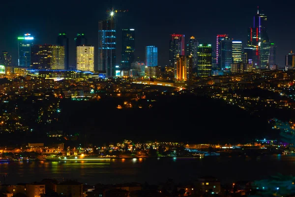 15 Temmuz Şehitler Köprüsü (15 Temmuz Sehitler Koprusu). İstanbul Boğazı Köprüsü, gece. İstanbul, Türkiye.