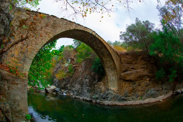 Ida Dağları 'ndaki Ayazma Milli Parkı ve köprünün altından akan nehirler