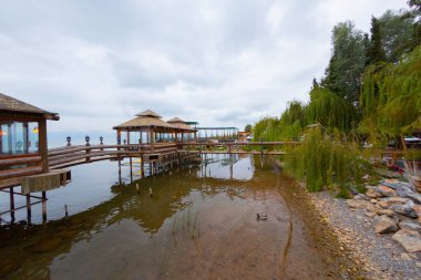 Iznik Gölü kıyısında bir tatil köyü ve restorandır.