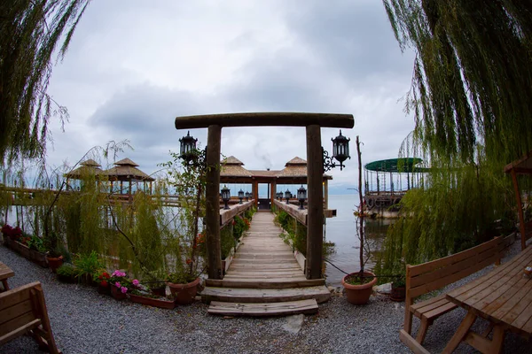 它是伊斯尼克湖畔的一个旅游胜地和餐馆 — 图库照片