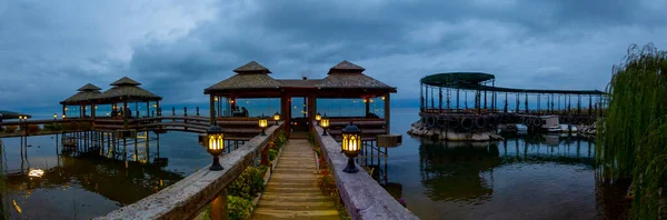 Complejo Restaurante Situado Costa Del Lago Iznik —  Fotos de Stock