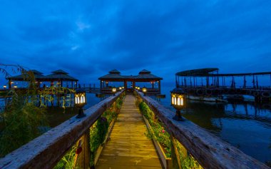 Iznik Gölü kıyısında bir tatil köyü ve restorandır.
