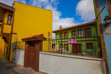  Eskisehir 'deki renkli Odunpazari semti evleri. Eskisehir Türkiye 'de daha popüler bir turizm arızası.