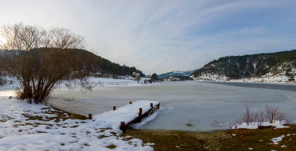 Väderkvarn Ett Snöigt Vinterlandskap Goynuk Cubuk Lake Bolu Turkiet — Stockfoto