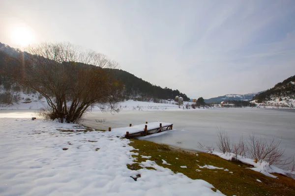 Väderkvarn Ett Snöigt Vinterlandskap Goynuk Cubuk Lake Bolu Turkiet — Stockfoto