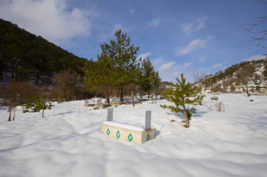 Karlı bir kış manzarasında yel değirmeni, Goynuk - Cubuk Gölü - Bolu