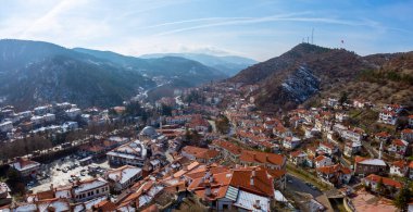 Zafer Kulesi (Zafer Kulesi) ve arka planda geleneksel evler. Goynuk, Bolu, Türkiye.