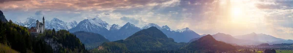 Famoso Castillo Neuschwanstein Durante Amanecer Con Colorido Panorama Los Alpes —  Fotos de Stock