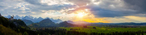Den Berömda Neuschwanstein Slott Soluppgången Med Färgglada Panorama Över Alperna — Stockfoto