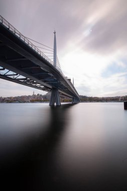 Yaz gecesi Yeni Haliç Metro Köprüsü İstanbul, Türkiye 'de mavi gökyüzü ve kent ışıkları