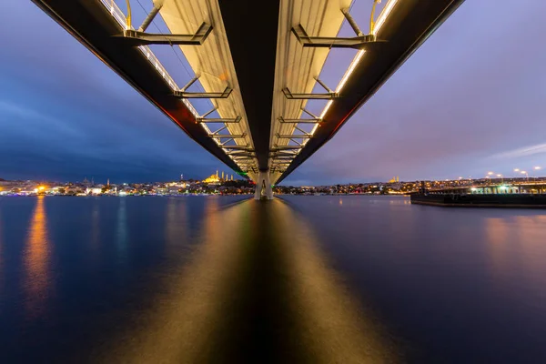 Nieuwe Halic Metro Bridge Bij Zomernacht Blauwe Hemel Stadsverlichting Istanbul — Stockfoto