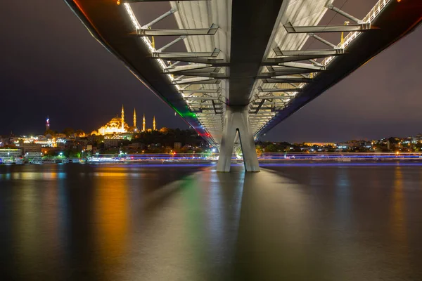 이스탄불의 조명에 메트로 브리지 — 스톡 사진
