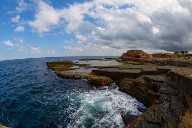 Şiddetli dalgaların kayalara çarpması. Karadeniz 'in sert dalgaları. Deniz dalgasının oluşturduğu köpükler. Kocaeli Kefken Pembe Kayaları