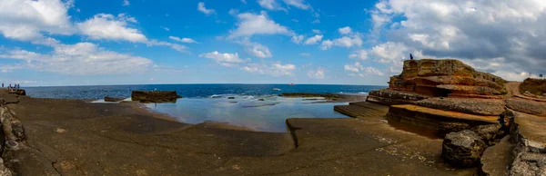 stock image The crashing of violent waves on the rocks. The harsh waves of the Black Sea. The foams formed by the sea wave. Kocaeli Kefken Pink Rocks