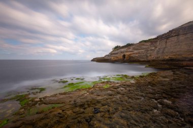 Kerpe Taşları ve Pembe Kayalar. Sahilde farklı kaya şekillerinden oluşan inanılmaz günbatımı manzarası. Renkli güzel sanatlar. Sahildeki dev kayalar. Kerpe, Kocaeli İzmit, Türkiye.