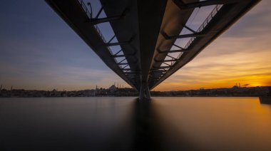 Yaz gecesi Yeni Haliç Metro Köprüsü İstanbul, Türkiye 'de mavi gökyüzü ve kent ışıkları