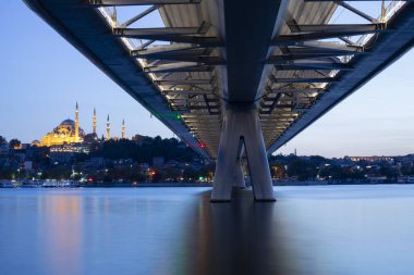Yaz gecesi Yeni Haliç Metro Köprüsü İstanbul, Türkiye 'de mavi gökyüzü ve kent ışıkları