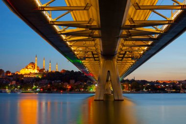 Yaz gecesi Yeni Haliç Metro Köprüsü İstanbul, Türkiye 'de mavi gökyüzü ve kent ışıkları